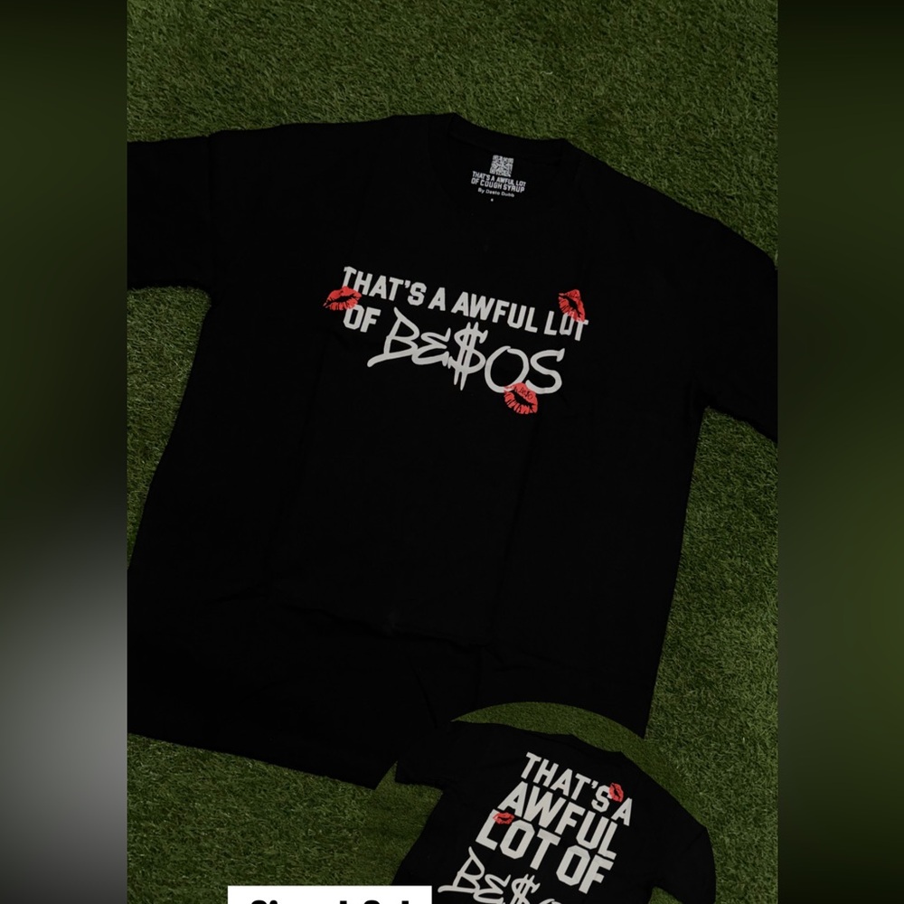Black Short-Sleeve Graphic Tee with Red Lip Accents. Size Large